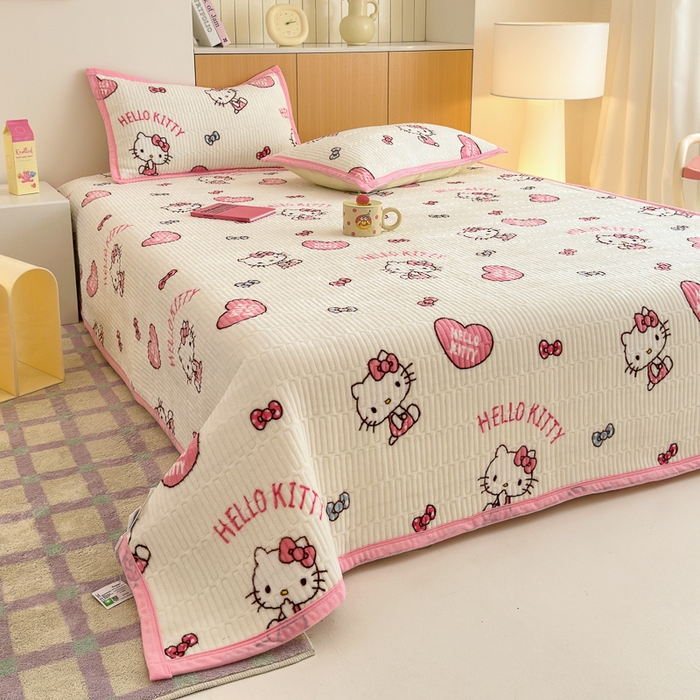 91家纺网 家纺一手货源 找家纺 希诺家居 2025新款三丽鸥正版授权加厚牛奶绒床盖三件套 爱心kt