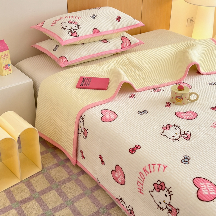 91家纺网 家纺一手货源 找家纺 希诺家居 2025新款三丽鸥正版授权加厚牛奶绒床盖三件套 爱心kt