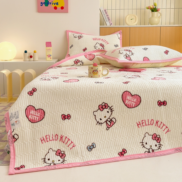 91家纺网 家纺一手货源 找家纺 希诺家居 2025新款三丽鸥正版授权加厚牛奶绒床盖三件套 爱心kt