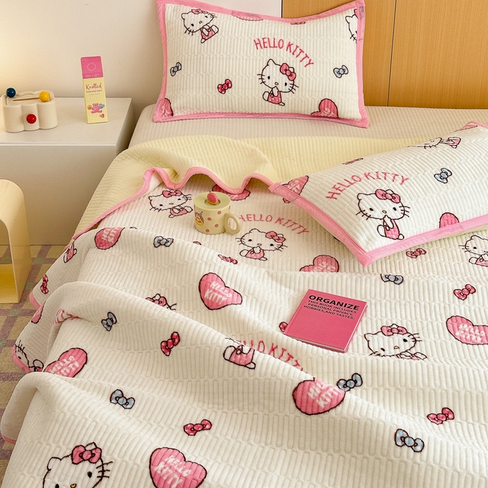 91家纺网 家纺一手货源 找家纺 希诺家居 2025新款三丽鸥正版授权加厚牛奶绒床盖三件套 爱心kt