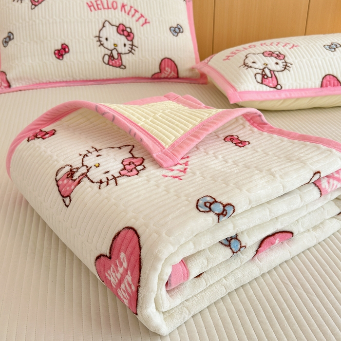 91家纺网 家纺一手货源 找家纺 希诺家居 2025新款三丽鸥正版授权加厚牛奶绒床盖三件套 爱心kt