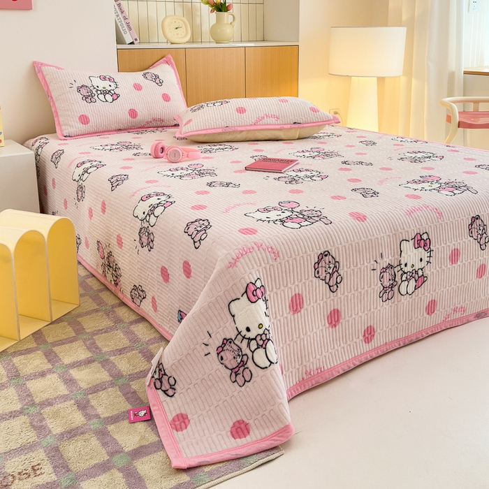 91家纺网 家纺一手货源 找家纺 希诺家居 2025新款三丽鸥正版授权加厚牛奶绒床盖三件套 波点kt