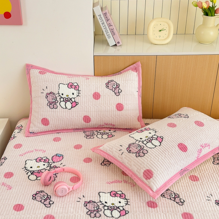 91家纺网 家纺一手货源 找家纺 希诺家居 2025新款三丽鸥正版授权加厚牛奶绒床盖三件套 波点kt