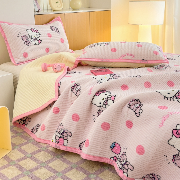 91家纺网 家纺一手货源 找家纺 希诺家居 2025新款三丽鸥正版授权加厚牛奶绒床盖三件套 波点kt