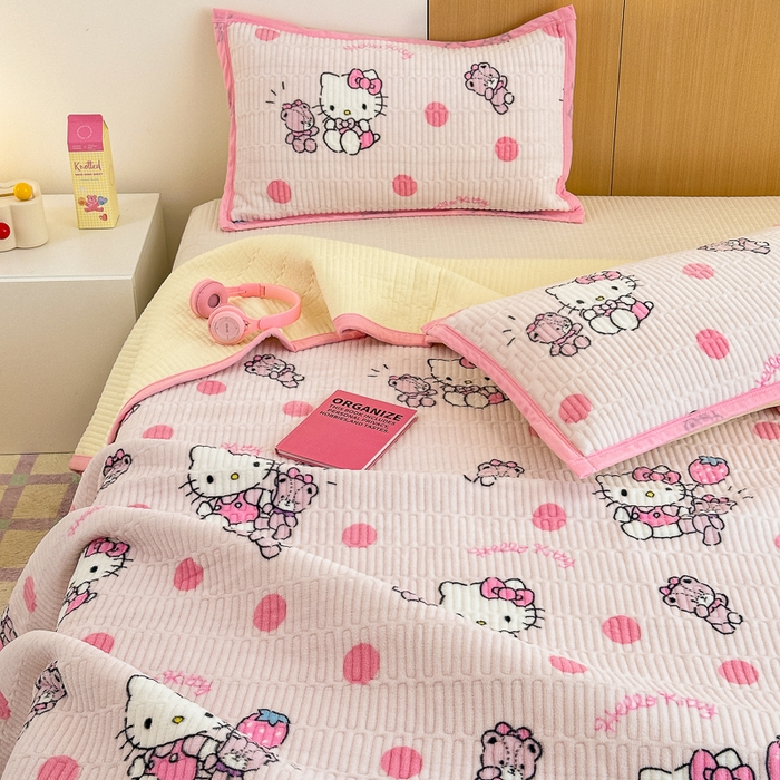 91家纺网 家纺一手货源 找家纺 希诺家居 2025新款三丽鸥正版授权加厚牛奶绒床盖三件套 波点kt