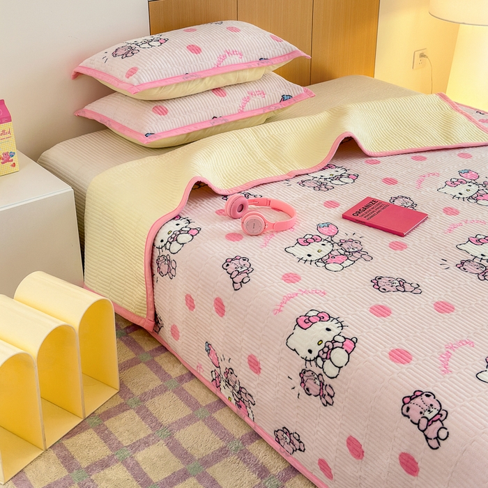 91家纺网 家纺一手货源 找家纺 希诺家居 2025新款三丽鸥正版授权加厚牛奶绒床盖三件套 波点kt