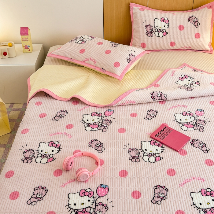 91家纺网 家纺一手货源 找家纺 希诺家居 2025新款三丽鸥正版授权加厚牛奶绒床盖三件套 波点kt