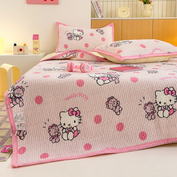 91家纺网 家纺一手货源 找家纺 希诺家居 2025新款三丽鸥正版授权加厚牛奶绒床盖三件套 波点kt