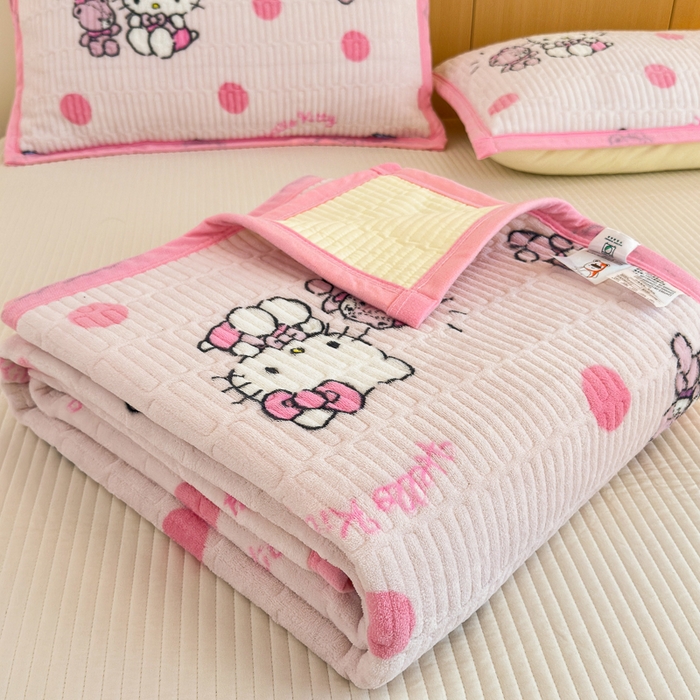 91家纺网 家纺一手货源 找家纺 希诺家居 2025新款三丽鸥正版授权加厚牛奶绒床盖三件套 波点kt