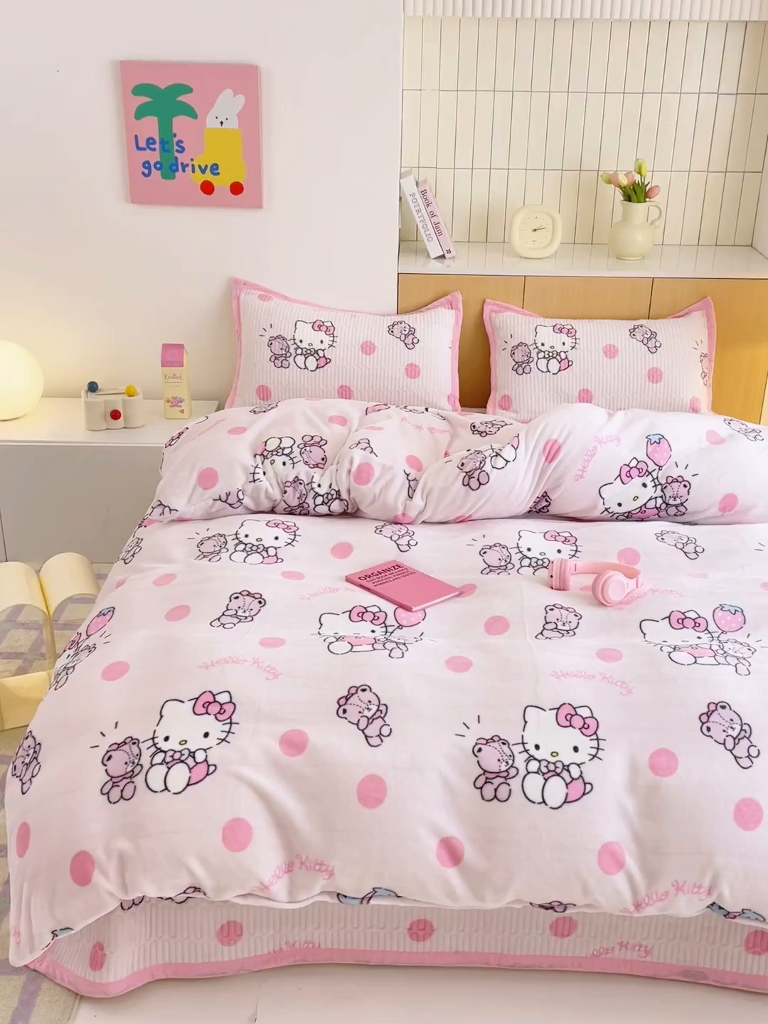 91家纺网 家纺一手货源 找家纺 希诺家居 2025新款三丽鸥正版授权加厚牛奶绒床盖三件套 波点kt