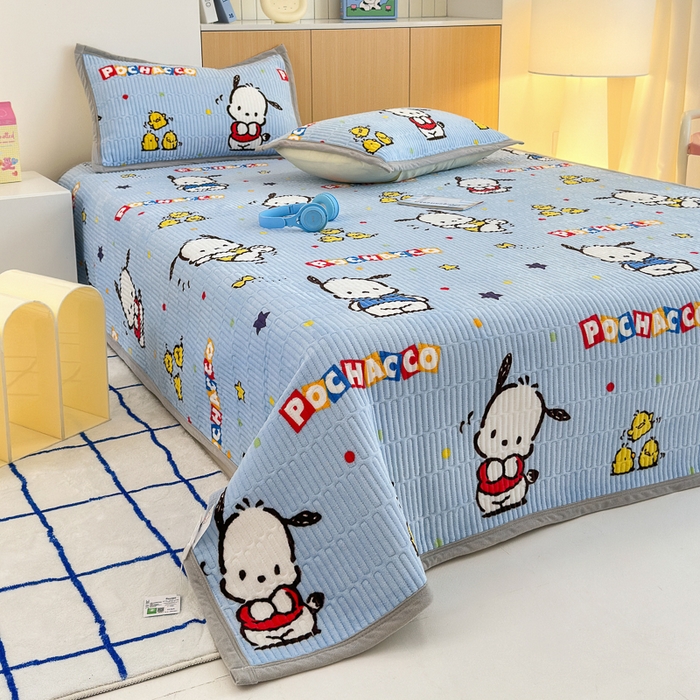 91家纺网 家纺一手货源 找家纺 希诺家居 2025新款三丽鸥正版授权加厚牛奶绒床盖三件套 呆萌帕恰狗