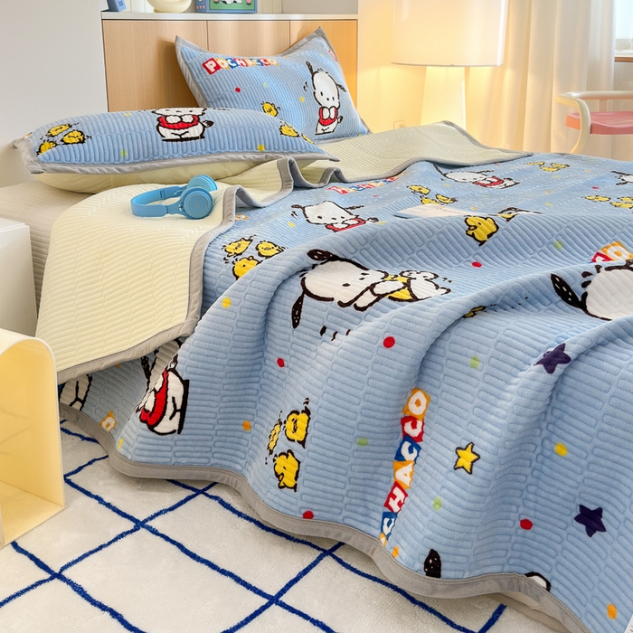 91家纺网 家纺一手货源 找家纺 希诺家居 2025新款三丽鸥正版授权加厚牛奶绒床盖三件套 呆萌帕恰狗