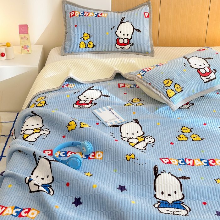 91家纺网 家纺一手货源 找家纺 希诺家居 2025新款三丽鸥正版授权加厚牛奶绒床盖三件套 呆萌帕恰狗