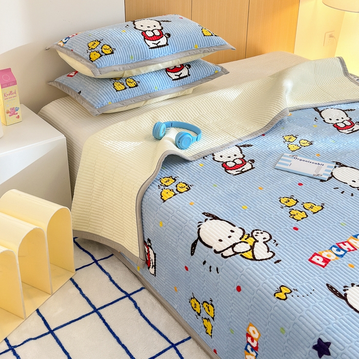 91家纺网 家纺一手货源 找家纺 希诺家居 2025新款三丽鸥正版授权加厚牛奶绒床盖三件套 呆萌帕恰狗