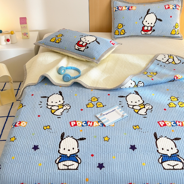 91家纺网 家纺一手货源 找家纺 希诺家居 2025新款三丽鸥正版授权加厚牛奶绒床盖三件套 呆萌帕恰狗