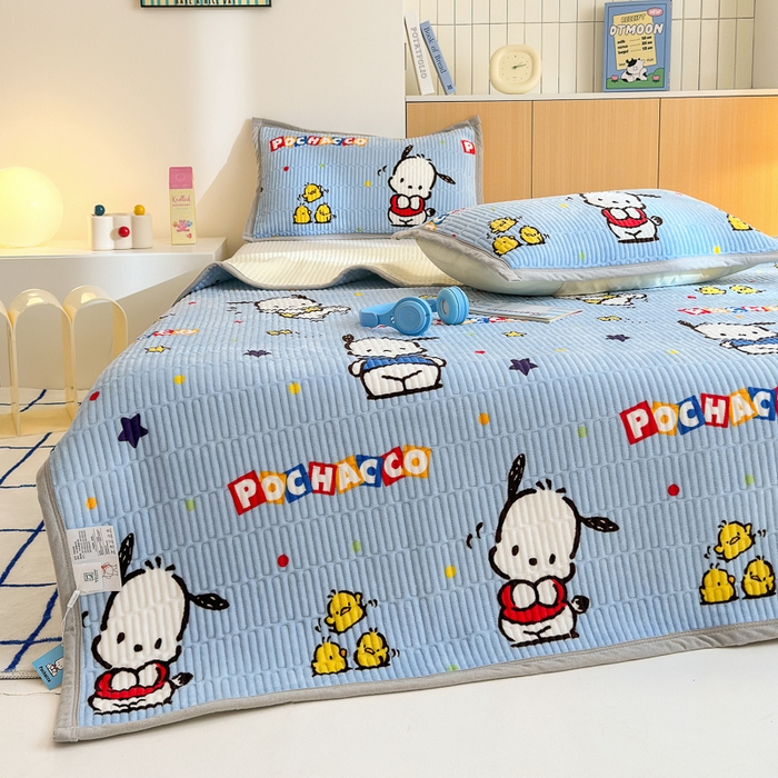 91家纺网 家纺一手货源 找家纺 希诺家居 2025新款三丽鸥正版授权加厚牛奶绒床盖三件套 呆萌帕恰狗