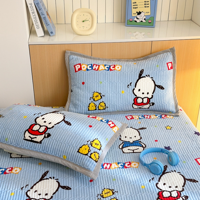 91家纺网 家纺一手货源 找家纺 希诺家居 2025新款三丽鸥正版授权加厚牛奶绒床盖三件套 呆萌帕恰狗