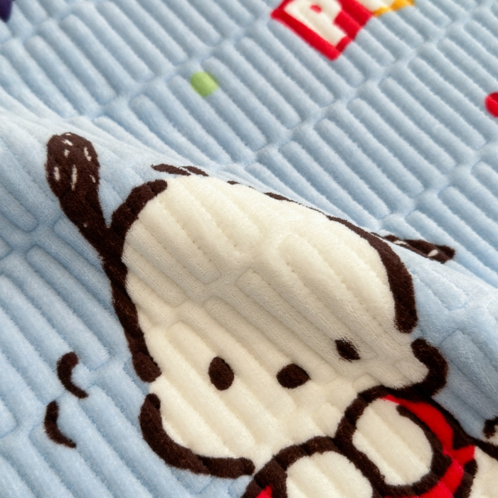 91家纺网 家纺一手货源 找家纺 希诺家居 2025新款三丽鸥正版授权加厚牛奶绒床盖三件套 呆萌帕恰狗