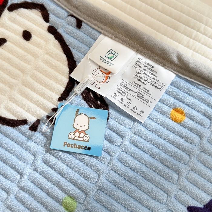 91家纺网 家纺一手货源 找家纺 希诺家居 2025新款三丽鸥正版授权加厚牛奶绒床盖三件套 呆萌帕恰狗