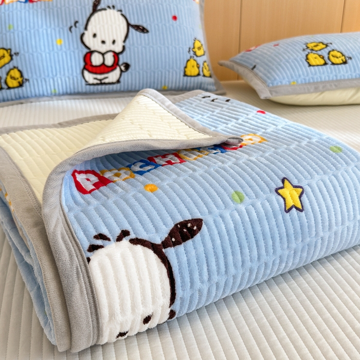 91家纺网 家纺一手货源 找家纺 希诺家居 2025新款三丽鸥正版授权加厚牛奶绒床盖三件套 呆萌帕恰狗