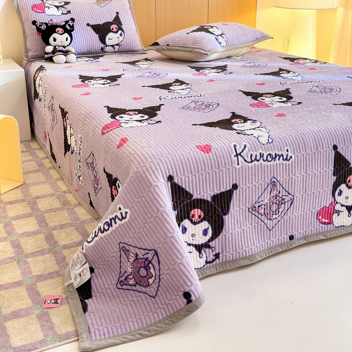 91家纺网 家纺一手货源 找家纺 希诺家居 2025新款三丽鸥正版授权加厚牛奶绒床盖三件套 梦幻库洛米