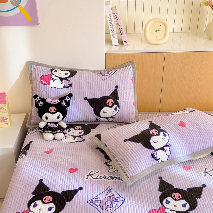 91家纺网 家纺一手货源 找家纺 希诺家居 2025新款三丽鸥正版授权加厚牛奶绒床盖三件套 梦幻库洛米