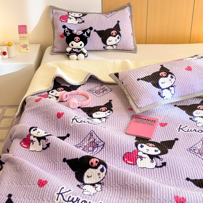 91家纺网 家纺一手货源 找家纺 希诺家居 2025新款三丽鸥正版授权加厚牛奶绒床盖三件套 梦幻库洛米