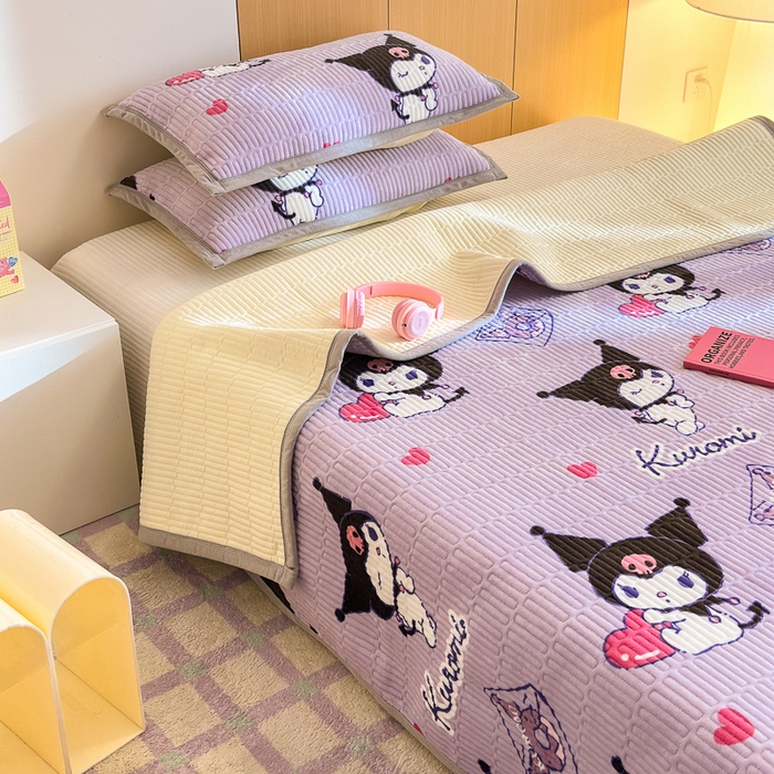 91家纺网 家纺一手货源 找家纺 希诺家居 2025新款三丽鸥正版授权加厚牛奶绒床盖三件套 梦幻库洛米