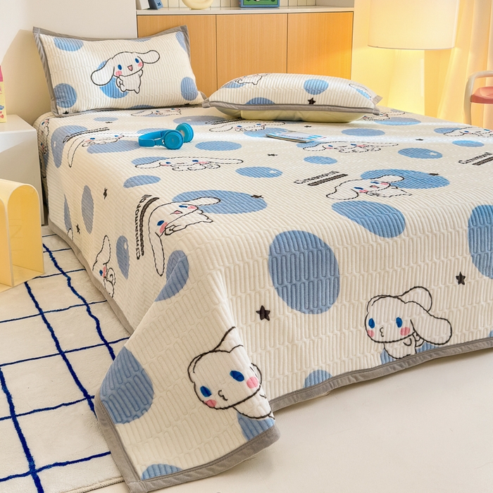 91家纺网 家纺一手货源 找家纺 希诺家居 2025新款三丽鸥正版授权加厚牛奶绒床盖三件套 泡泡玉桂狗