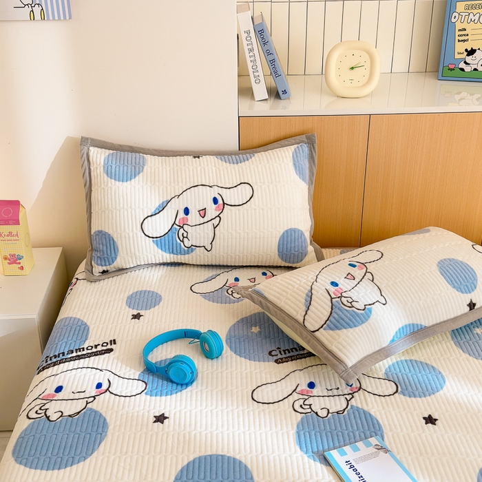 91家纺网 家纺一手货源 找家纺 希诺家居 2025新款三丽鸥正版授权加厚牛奶绒床盖三件套 泡泡玉桂狗