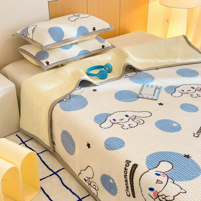 91家纺网 家纺一手货源 找家纺 希诺家居 2025新款三丽鸥正版授权加厚牛奶绒床盖三件套 泡泡玉桂狗