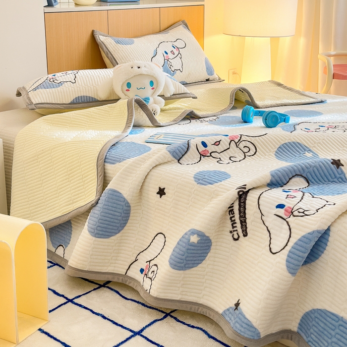 91家纺网 家纺一手货源 找家纺 希诺家居 2025新款三丽鸥正版授权加厚牛奶绒床盖三件套 泡泡玉桂狗