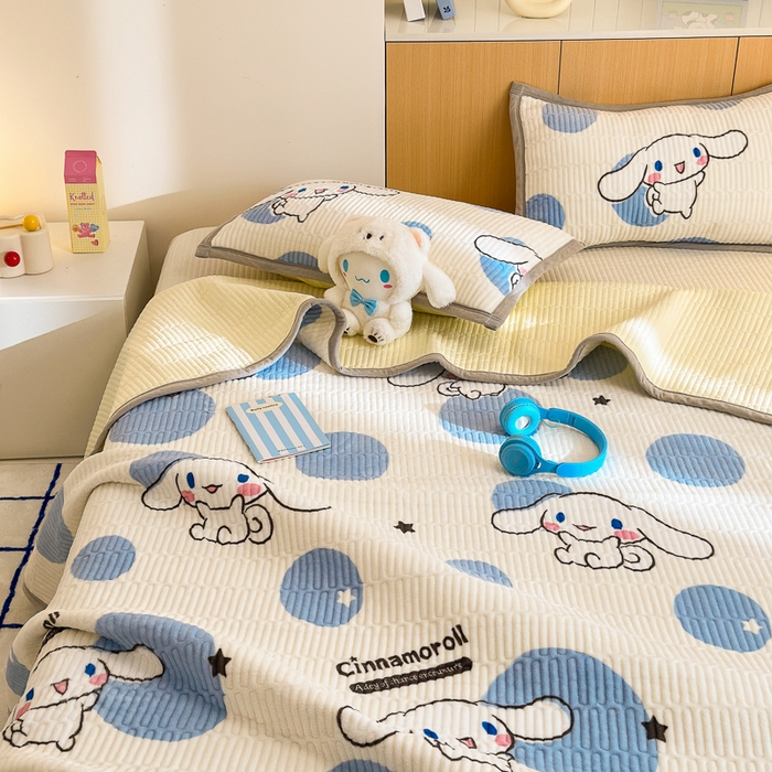 91家纺网 家纺一手货源 找家纺 希诺家居 2025新款三丽鸥正版授权加厚牛奶绒床盖三件套 泡泡玉桂狗