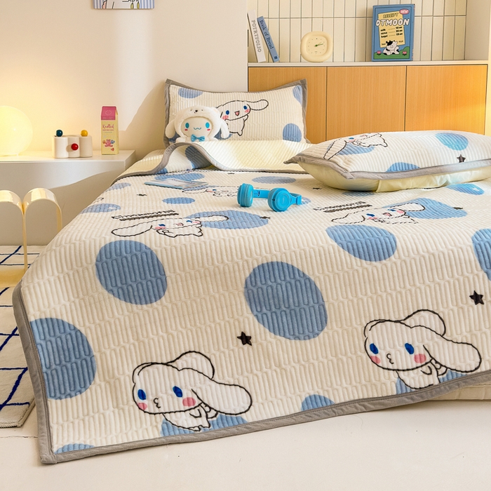 91家纺网 家纺一手货源 找家纺 希诺家居 2025新款三丽鸥正版授权加厚牛奶绒床盖三件套 泡泡玉桂狗