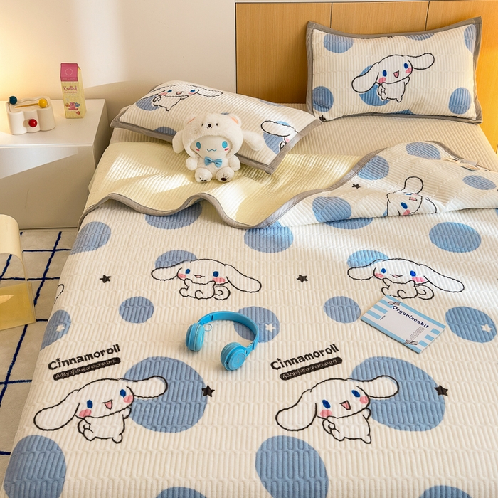 91家纺网 家纺一手货源 找家纺 希诺家居 2025新款三丽鸥正版授权加厚牛奶绒床盖三件套 泡泡玉桂狗