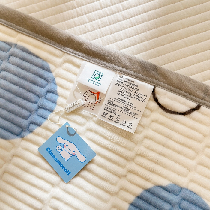 91家纺网 家纺一手货源 找家纺 希诺家居 2025新款三丽鸥正版授权加厚牛奶绒床盖三件套 泡泡玉桂狗