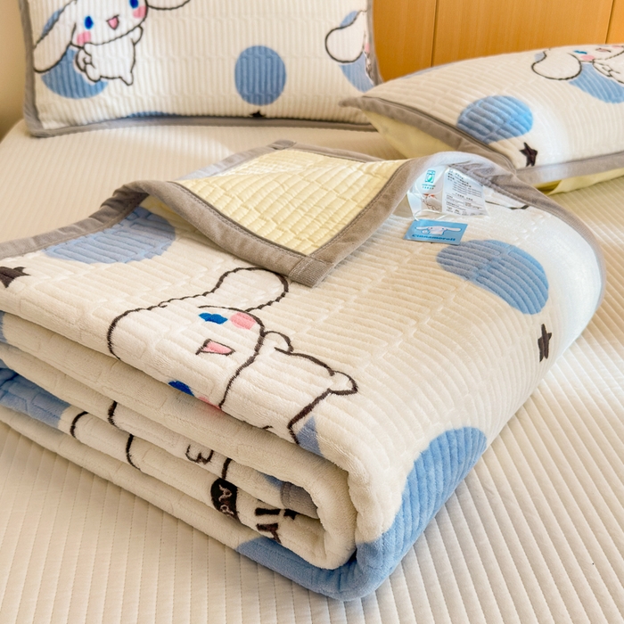 91家纺网 家纺一手货源 找家纺 希诺家居 2025新款三丽鸥正版授权加厚牛奶绒床盖三件套 泡泡玉桂狗