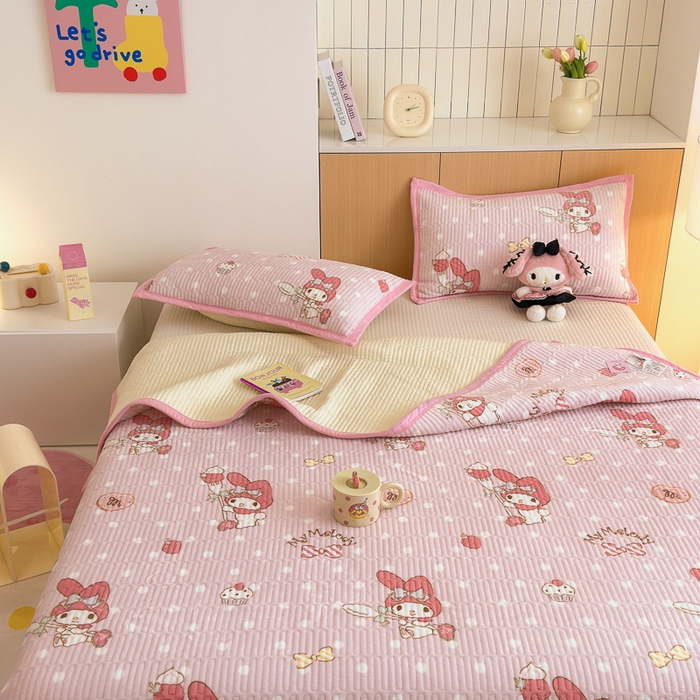 91家纺网 家纺一手货源 找家纺 希诺家居 2025新款三丽鸥正版授权加厚牛奶绒床盖三件套 甜甜美乐蒂