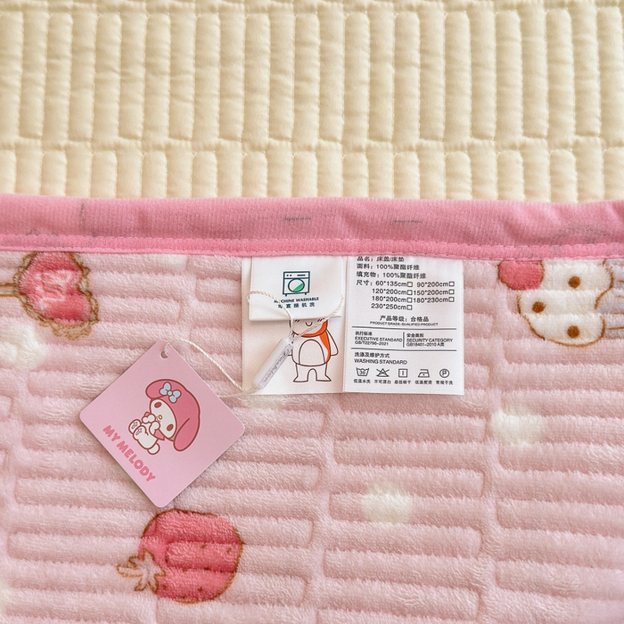 91家纺网 家纺一手货源 找家纺 希诺家居 2025新款三丽鸥正版授权加厚牛奶绒床盖三件套 甜甜美乐蒂