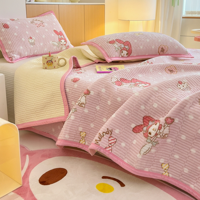 91家纺网 家纺一手货源 找家纺 希诺家居 2025新款三丽鸥正版授权加厚牛奶绒床盖三件套 甜甜美乐蒂