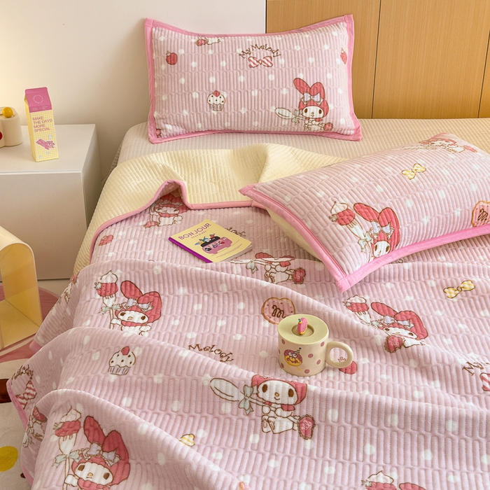 91家纺网 家纺一手货源 找家纺 希诺家居 2025新款三丽鸥正版授权加厚牛奶绒床盖三件套 甜甜美乐蒂