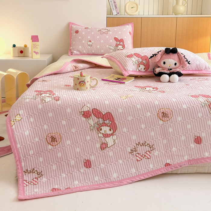 91家纺网 家纺一手货源 找家纺 希诺家居 2025新款三丽鸥正版授权加厚牛奶绒床盖三件套 甜甜美乐蒂