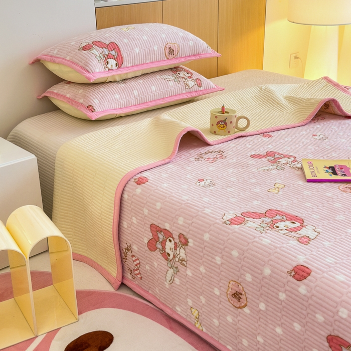 91家纺网 家纺一手货源 找家纺 希诺家居 2025新款三丽鸥正版授权加厚牛奶绒床盖三件套 甜甜美乐蒂