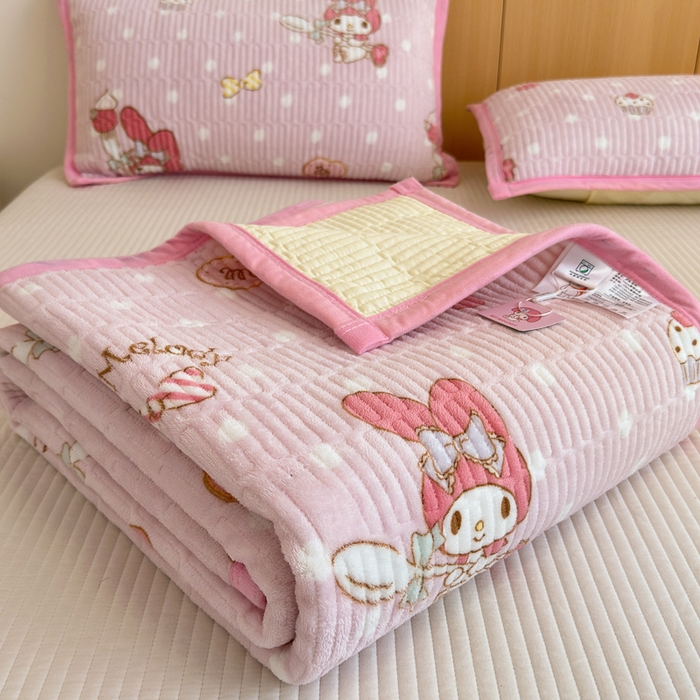 91家纺网 家纺一手货源 找家纺 希诺家居 2025新款三丽鸥正版授权加厚牛奶绒床盖三件套 甜甜美乐蒂