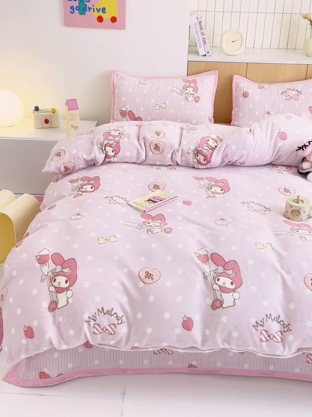 91家纺网 家纺一手货源 找家纺 希诺家居 2025新款三丽鸥正版授权加厚牛奶绒床盖三件套 甜甜美乐蒂