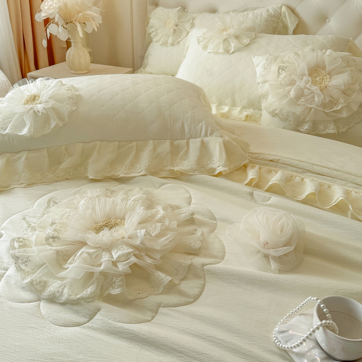 91家纺网 家纺一手货源 找家纺 罗优家纺 2025新款多功能可装被芯花朵可拆卸夏被四件套 米白