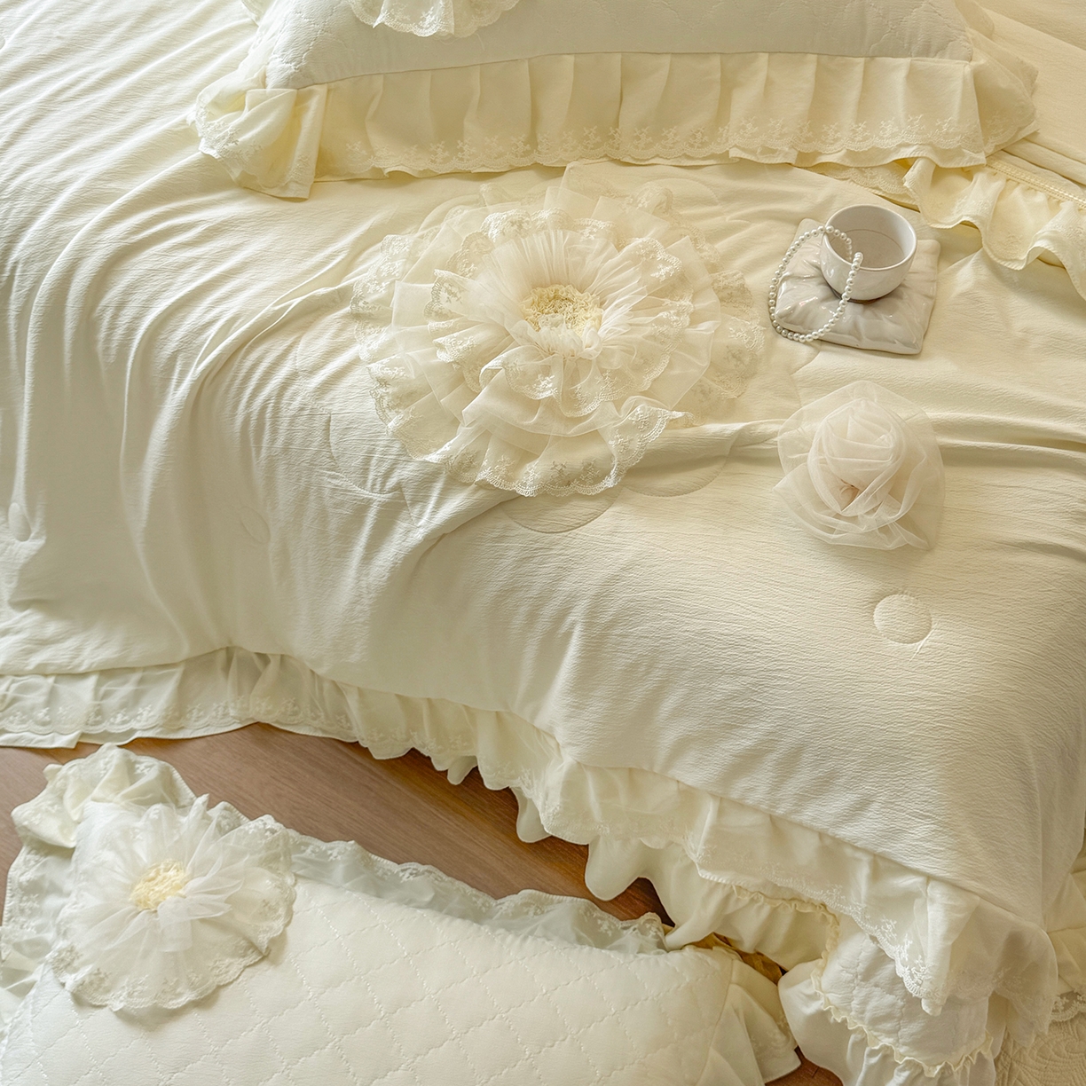 91家纺网 家纺一手货源 找家纺 罗优家纺 2025新款多功能可装被芯花朵可拆卸夏被四件套 米白