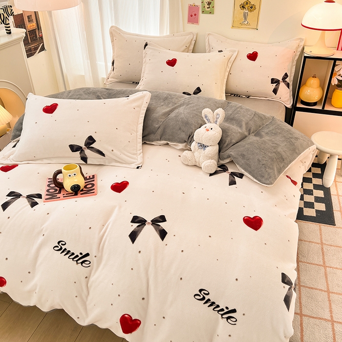 91家纺网 家纺一手货源 找家纺 倾慕  2026新款高克重时尚印花牛奶绒系列 爱心蝴蝶结