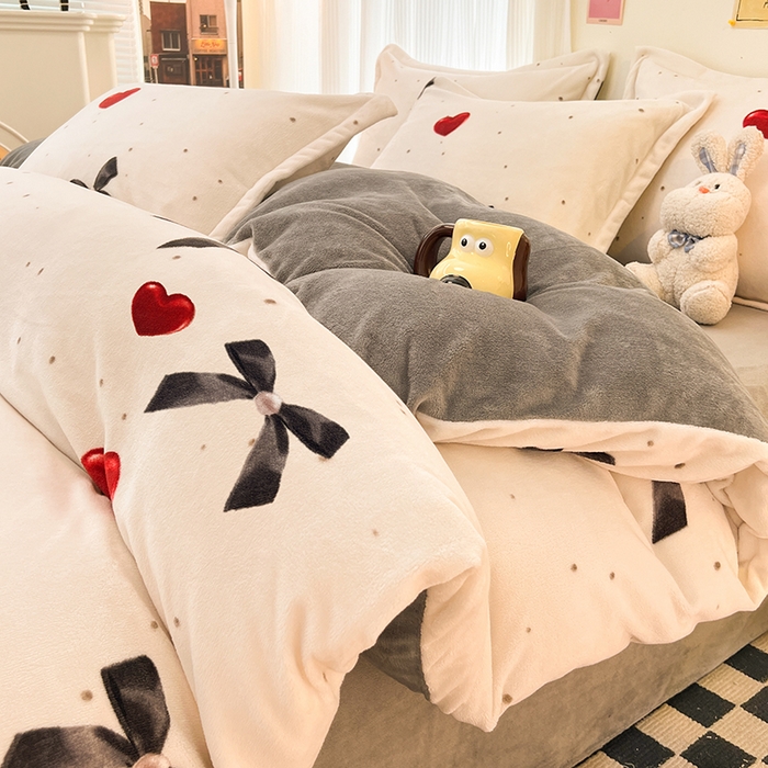 91家纺网 家纺一手货源 找家纺 倾慕  2026新款高克重时尚印花牛奶绒系列 爱心蝴蝶结