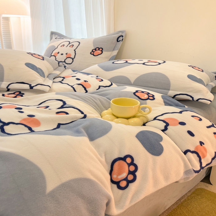 91家纺网 家纺一手货源 找家纺 倾慕  2026新款高克重时尚印花牛奶绒系列 爱心兔